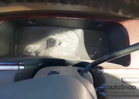 2004 Lincoln Town Car Signature z USA, uszkodzony, nr VIN 1LNHM81WX4Y681974